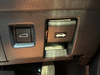 2025 Lexus IS thumbnail 28