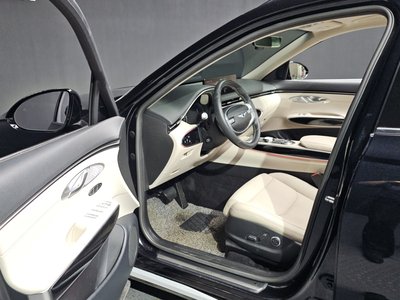 2021 Genesis GV70 thumbnail 13