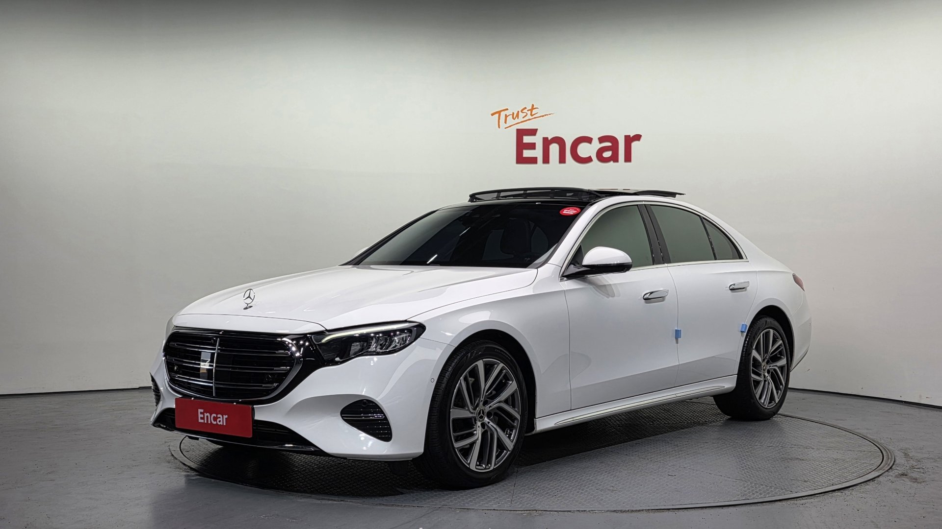 MERCEDES-BENZ E-CLASS - View 1