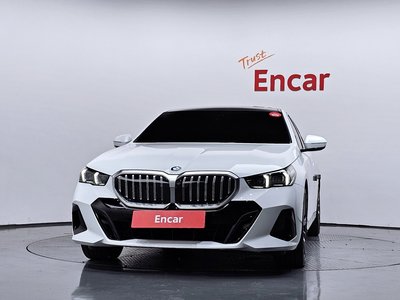 2025 BMW 5 SERIES 照片 2