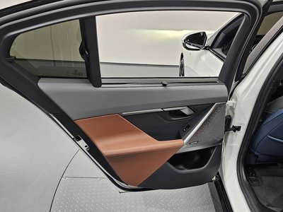 2025 BMW 5 SERIES — миниатюра 15