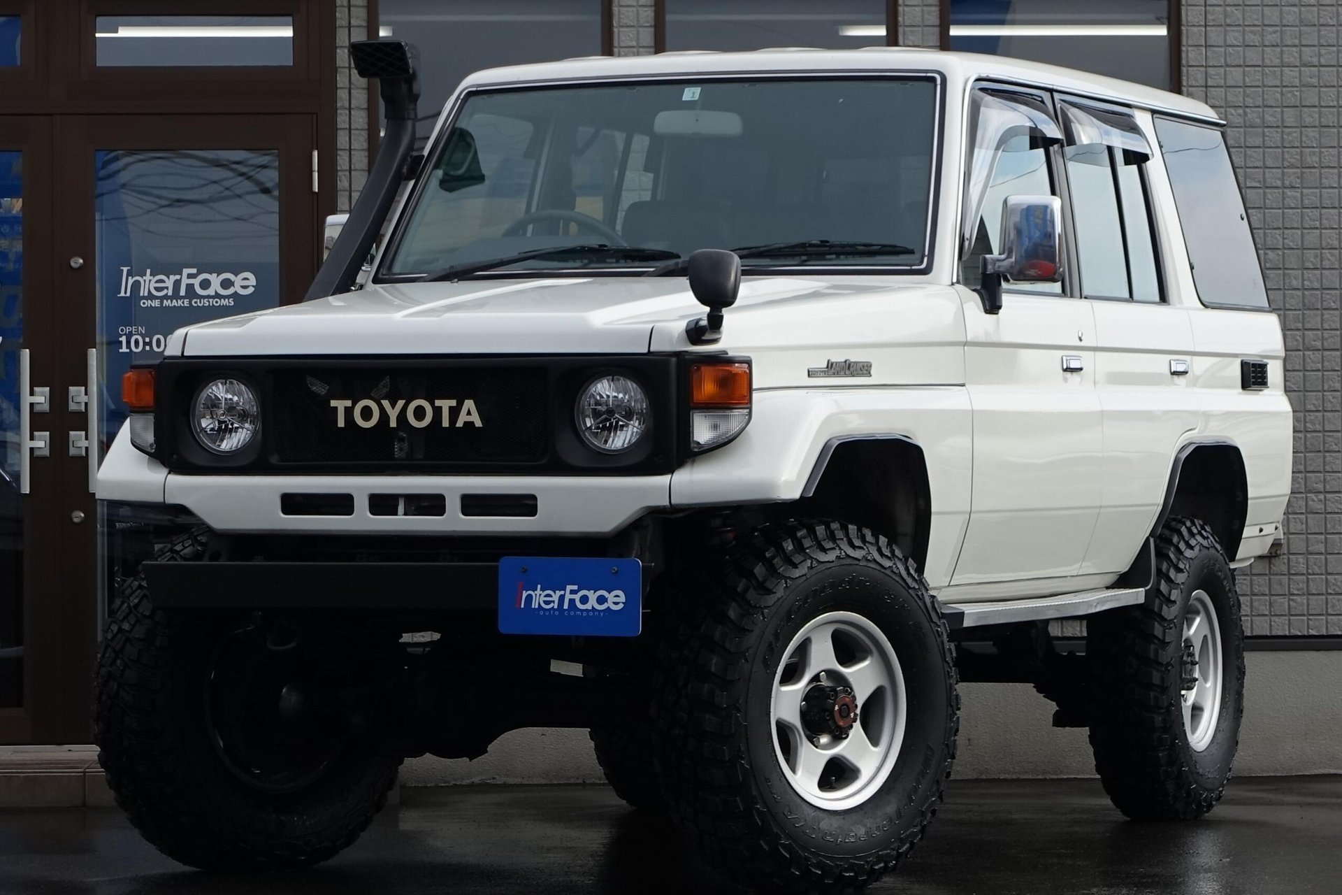 TOYOTA LAND CRUISER 70 - View 1