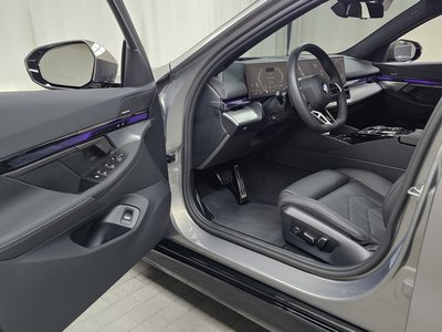 2025 BMW 5 SERIES 缩略图 13