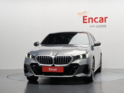 2025 BMW 5 SERIES photo 3