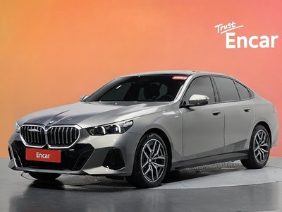 2025 BMW 5 SERIES photo 1