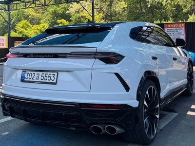 LAMBORGHINI URUS - 4