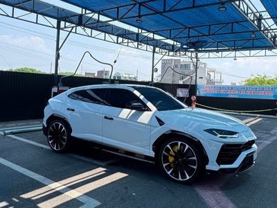 LAMBORGHINI URUS - 6