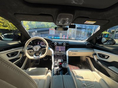 LAMBORGHINI URUS - 9