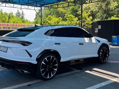 LAMBORGHINI URUS - 7