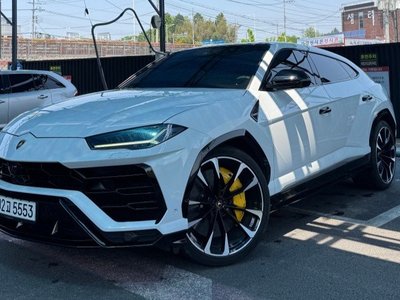 LAMBORGHINI URUS - 1