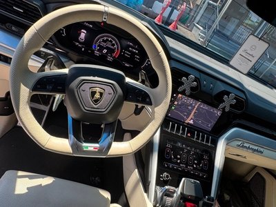 LAMBORGHINI URUS - 10