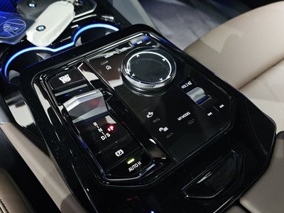2025 BMW 5 SERIES thumbnail 12