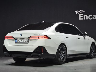 2025 BMW 5 SERIES — фото 4