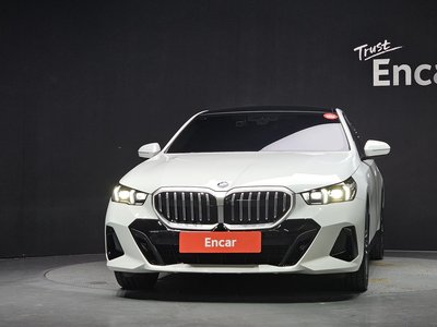 2025 BMW 5 SERIES — фото 2