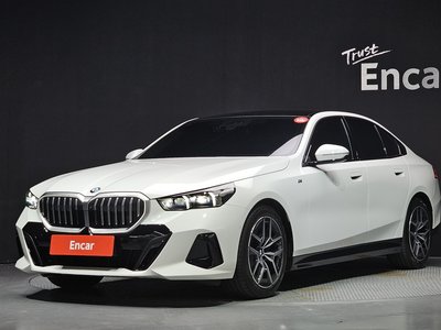 2025 BMW 5 SERIES — фото 1