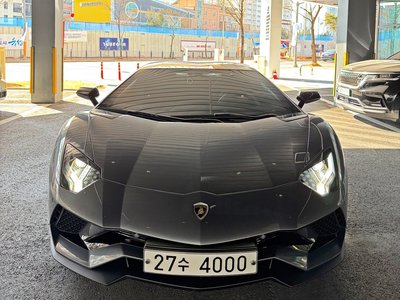 LAMBORGHINI AVENTADOR - 1
