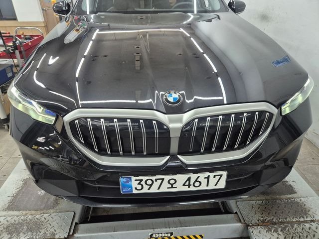 BMW 5 SERIES - View 1
