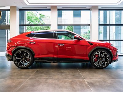 LAMBORGHINI URUS - 10
