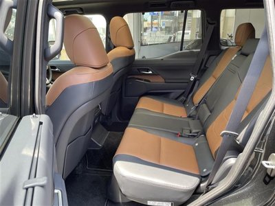 2025 Lexus GX — миниатюра 33