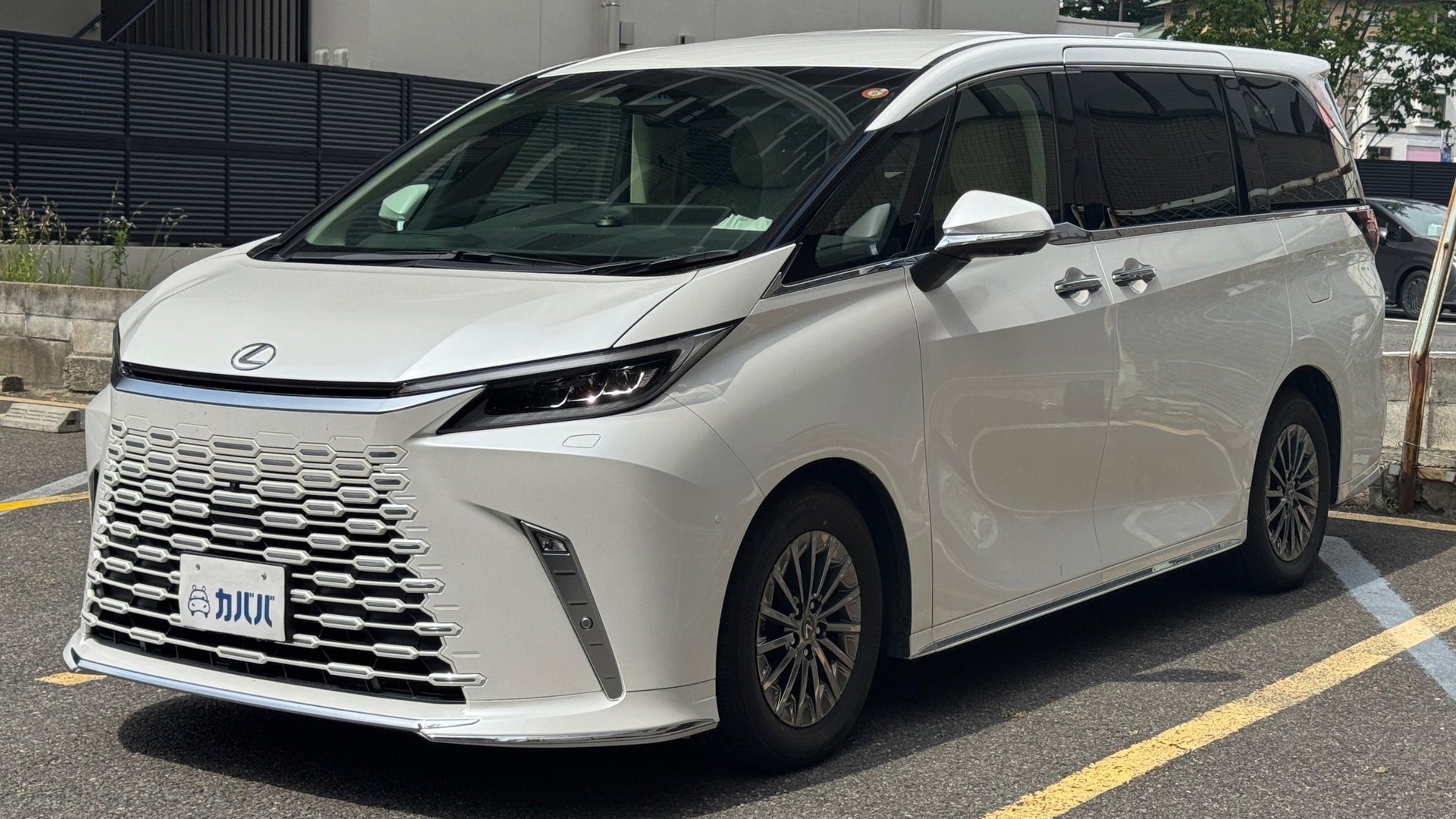 LEXUS LM - View 1