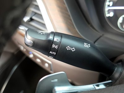 2021 Genesis G90 — миниатюра 28