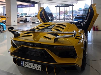 LAMBORGHINI AVENTADOR - 4