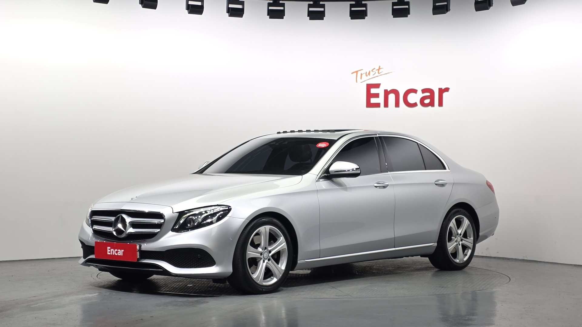 MERCEDES-BENZ E-CLASS - View 1