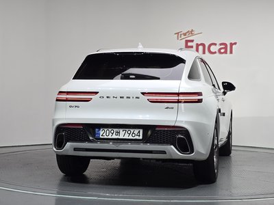 صورة 3 لـ 2023 Genesis GV70