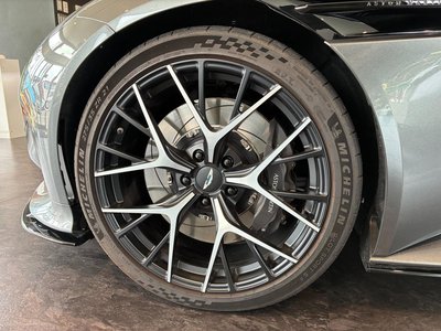 2025 Aston Martin DB12 照片 11