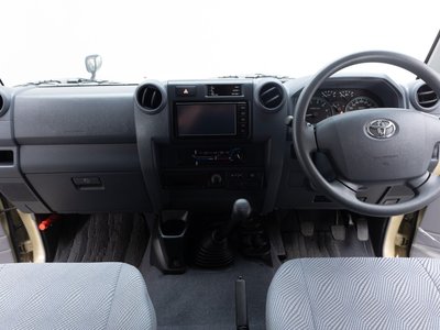 TOYOTA LAND CRUISER 70 - 2