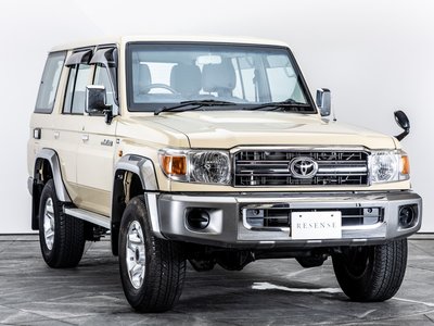 TOYOTA LAND CRUISER 70 - 6