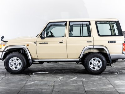 TOYOTA LAND CRUISER 70 - 5
