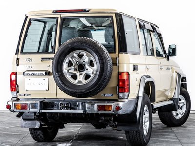 TOYOTA LAND CRUISER 70 - 3