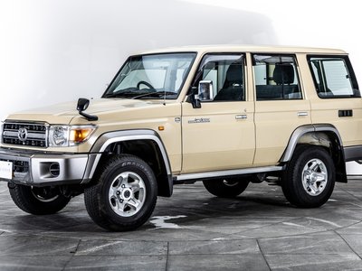 TOYOTA LAND CRUISER 70 - 4
