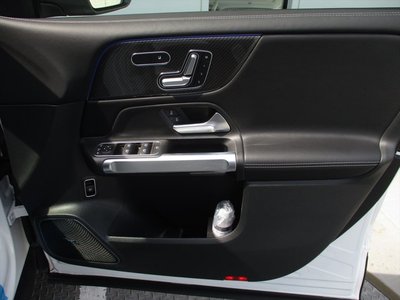 2025 Mercedes-BENZ GLB — миниатюра 23