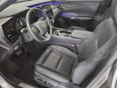 صورة 10 لـ 2025 Lexus RX