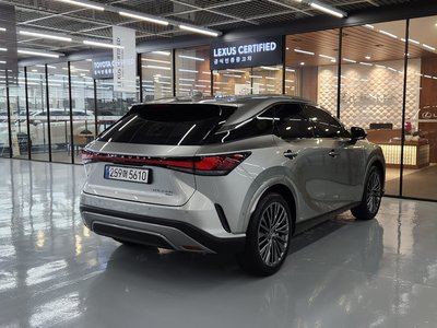 صورة 4 لـ 2025 Lexus RX