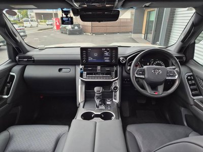 2024 Toyota LAND CRUISER 300 thumbnail 31