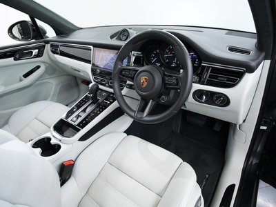 صورة 9 لـ 2024 Porsche MACAN