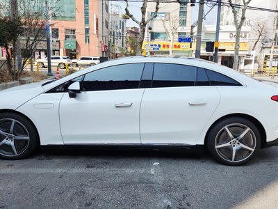 MERCEDES-BENZ EQE - 8