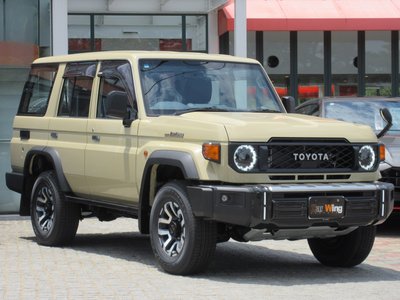 TOYOTA LAND CRUISER 70 - 4