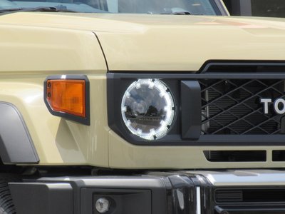 TOYOTA LAND CRUISER 70 - 9