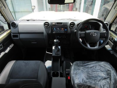 TOYOTA LAND CRUISER 70 - 2