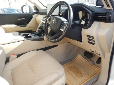 TOYOTA LAND CRUISER 300 - 7