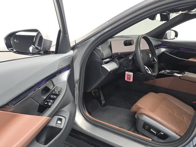 صورة 10 لـ 2025 BMW 5 SERIES