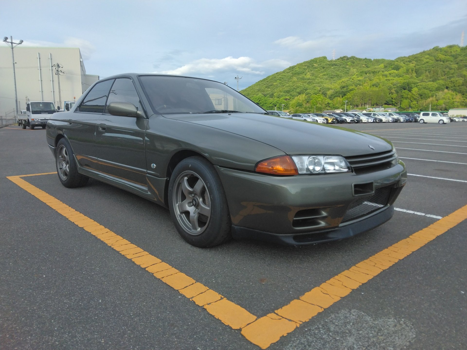 NISSAN SKYLINE GT-R SEDAN - View 1