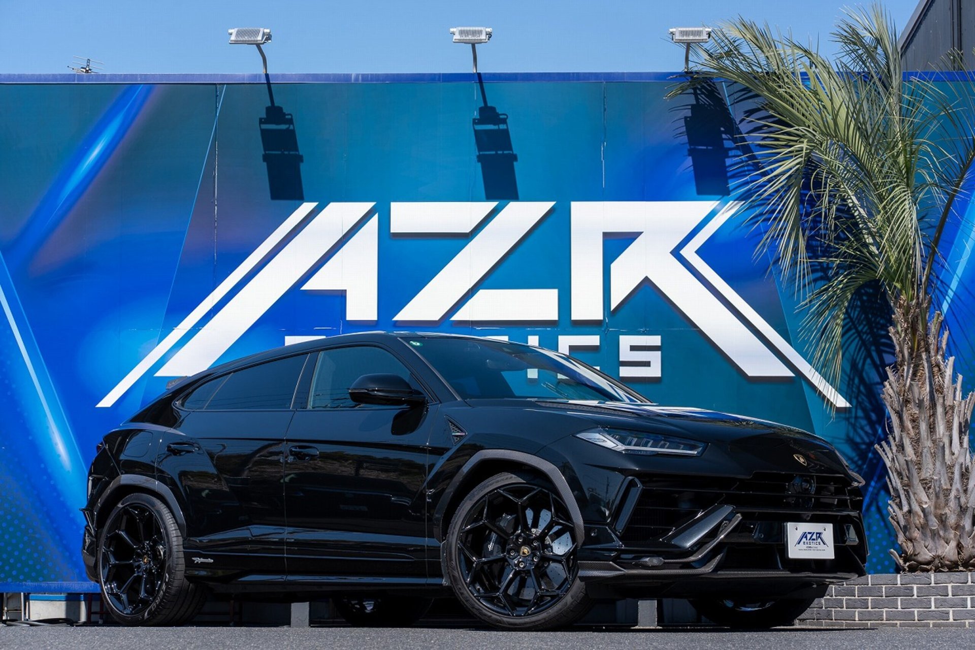 LAMBORGHINI URUS - View 1