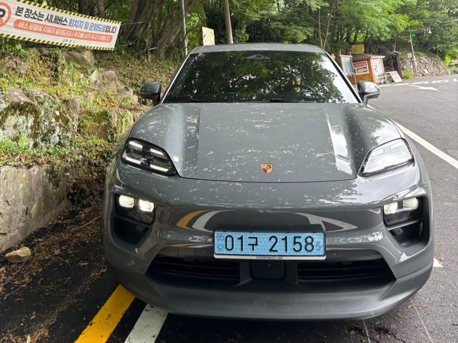 PORSCHE MACAN EV - View 1