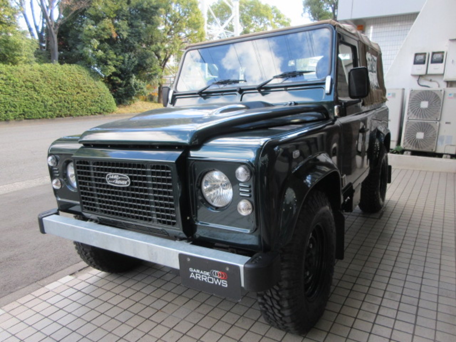 LAND ROVER DEFENDER - View 1