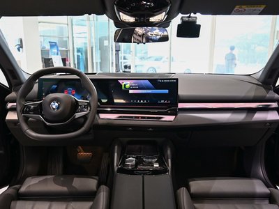 2025 BMW 5 SERIES — фото 8